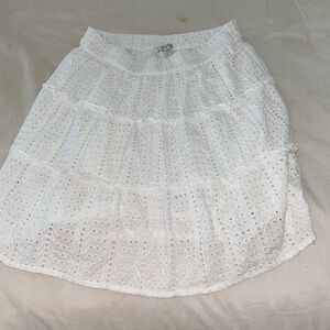 Trendy white skirt with layered fabric